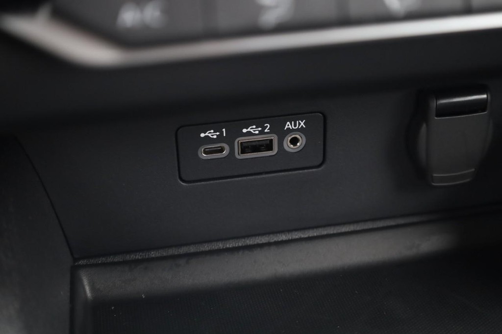 Nissan Altima Vehicle Full-screen Gallery Image 18