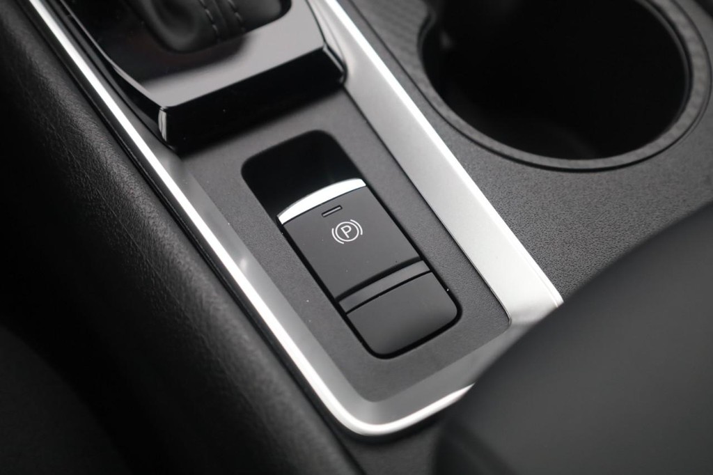 Nissan Altima Vehicle Full-screen Gallery Image 19