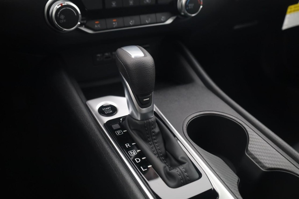Nissan Altima Vehicle Full-screen Gallery Image 20