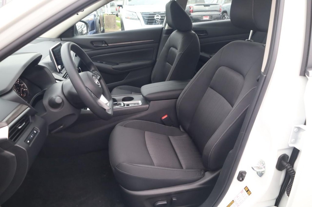 Nissan Altima Vehicle Full-screen Gallery Image 21