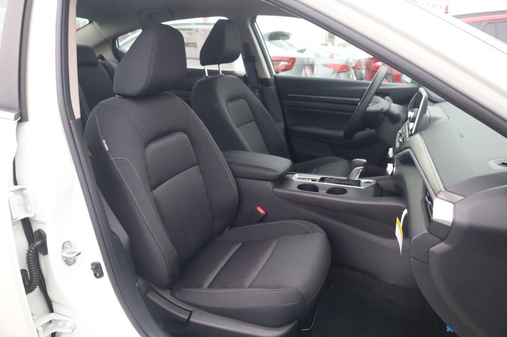 Nissan Altima Vehicle Full-screen Gallery Image 22