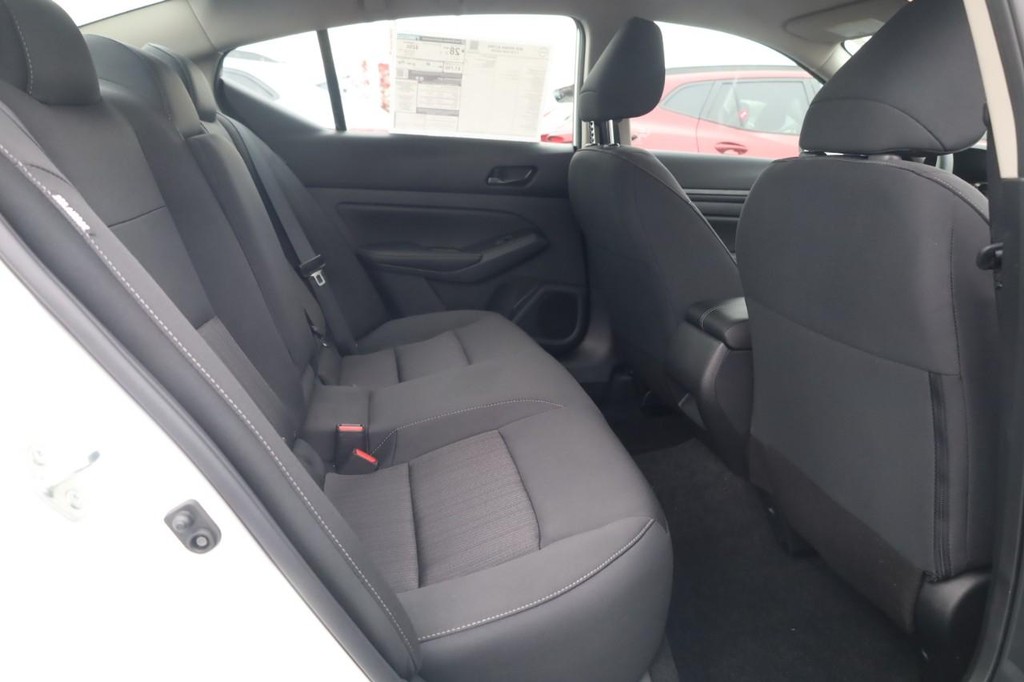 Nissan Altima Vehicle Full-screen Gallery Image 23