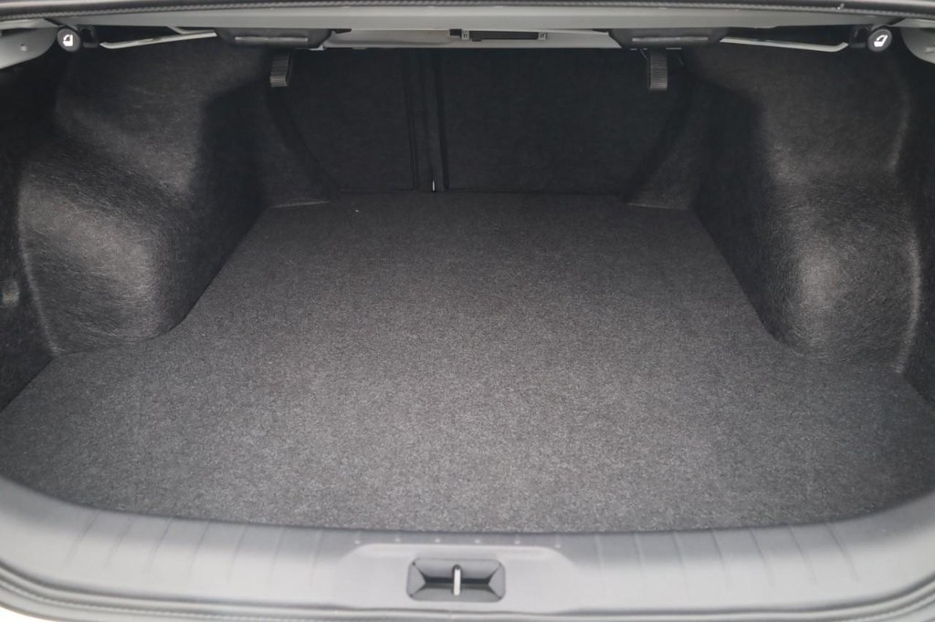 Nissan Altima Vehicle Full-screen Gallery Image 24