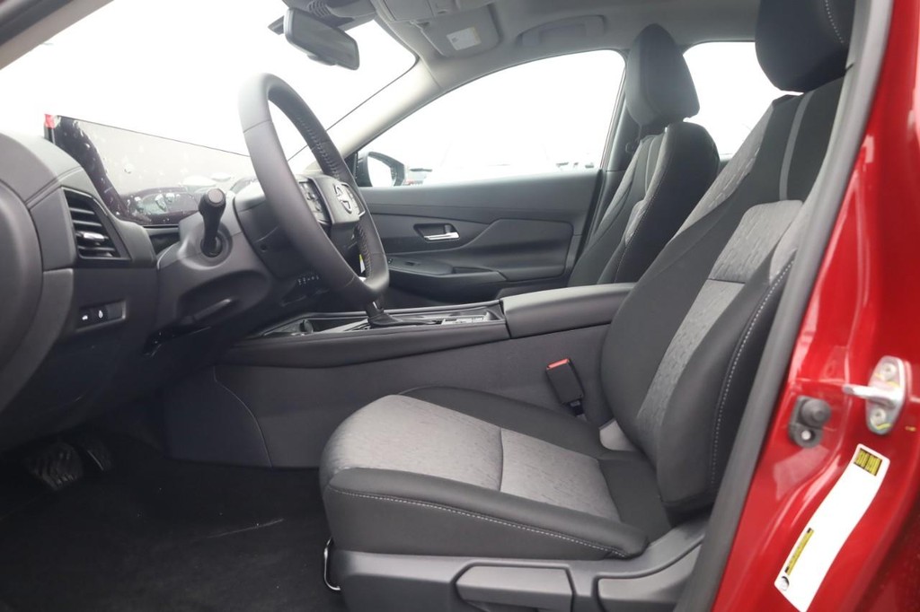 Nissan Sentra Vehicle Full-screen Gallery Image 11
