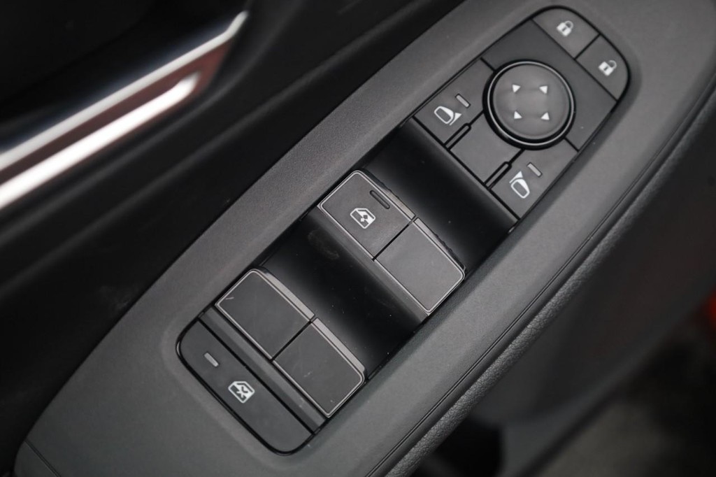 Nissan Sentra Vehicle Full-screen Gallery Image 12