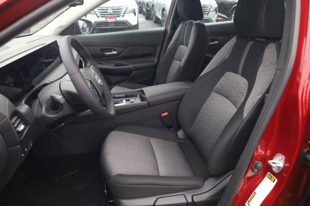 Nissan Sentra Vehicle Full-screen Gallery Image 20