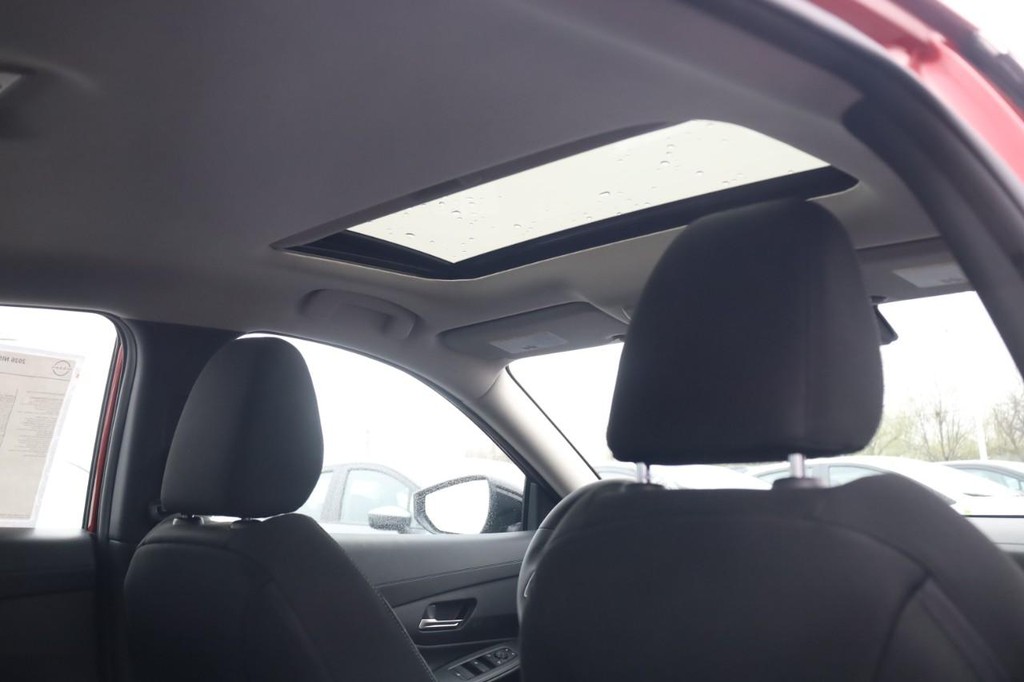 Nissan Sentra Vehicle Full-screen Gallery Image 23