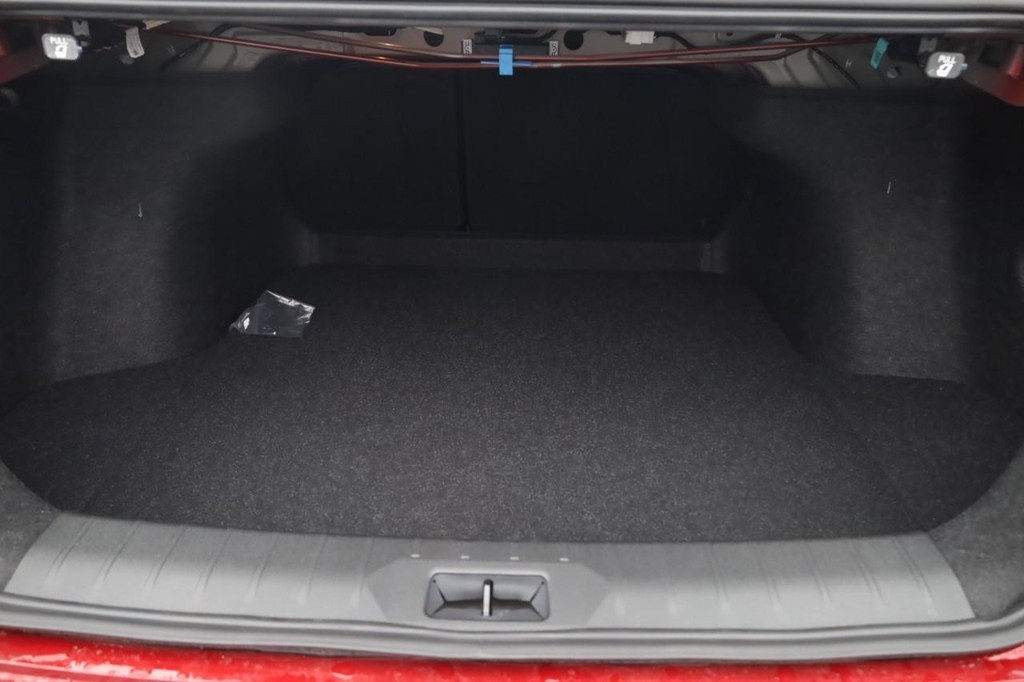 Nissan Sentra Vehicle Full-screen Gallery Image 24