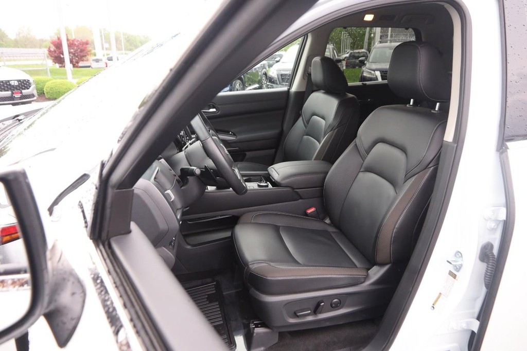 Nissan Pathfinder Vehicle Image 09