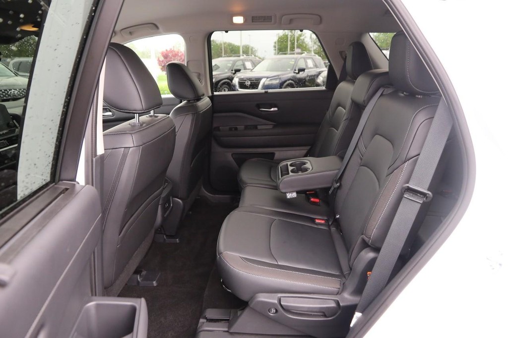 Nissan Pathfinder Vehicle Image 10
