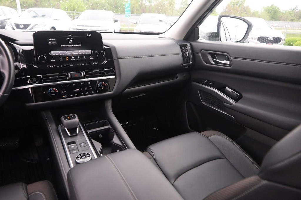 Nissan Pathfinder Vehicle Image 27
