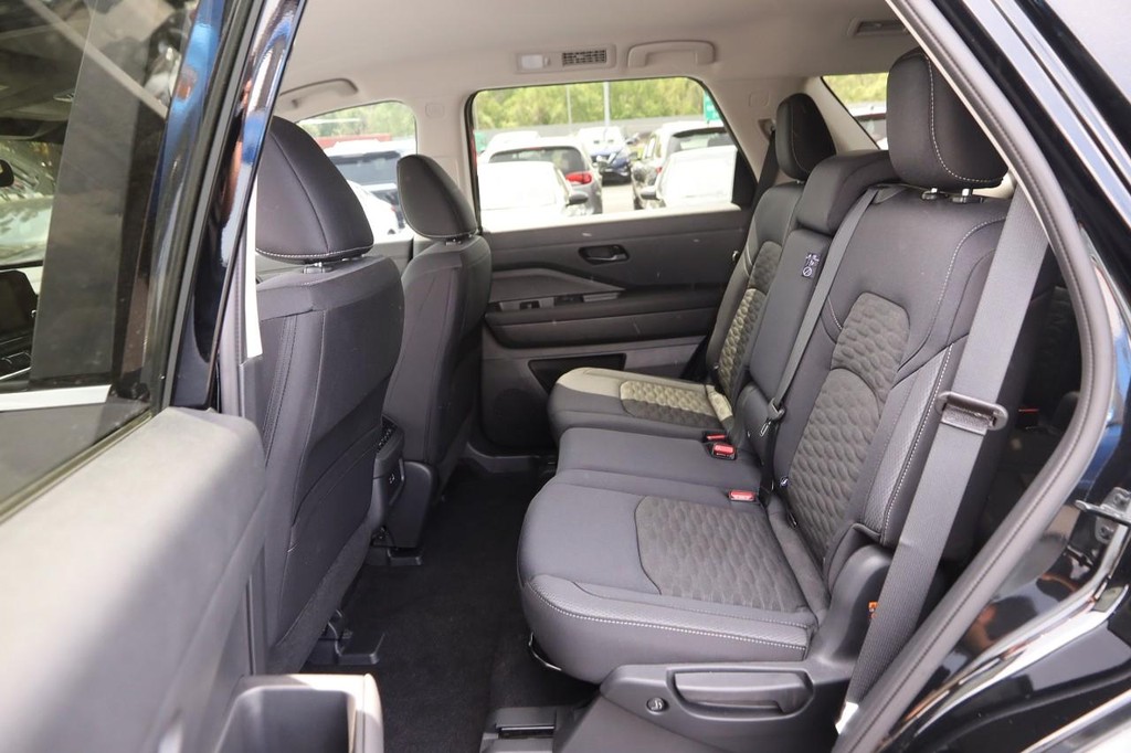 Nissan Pathfinder Vehicle Image 10