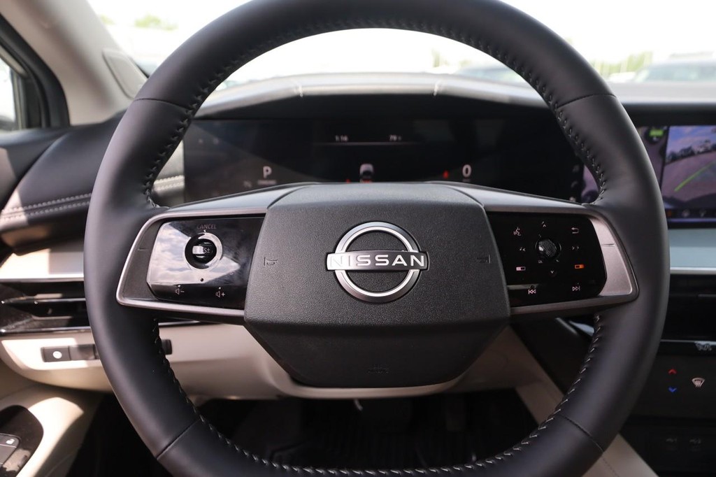 Nissan Murano Vehicle Image 12