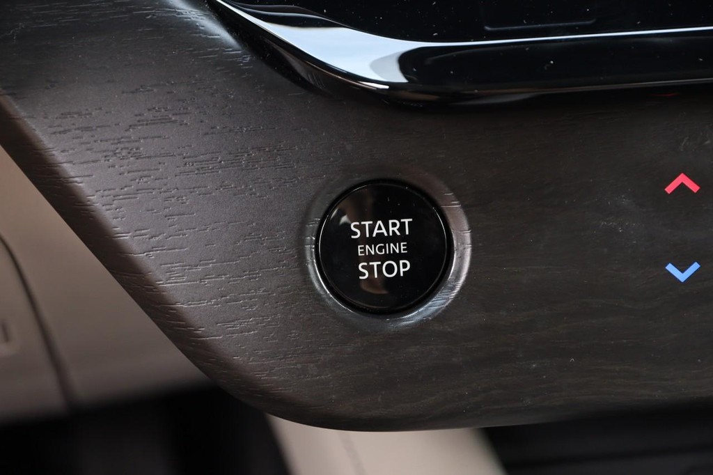Nissan Murano Vehicle Image 16