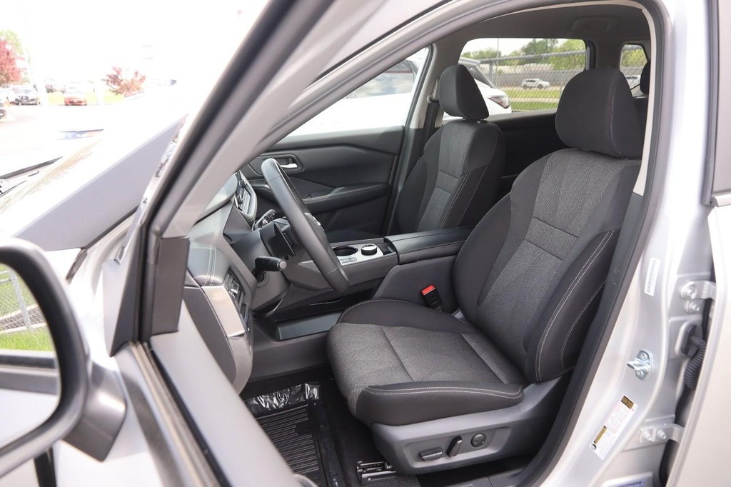 Nissan Rogue Vehicle Image 09