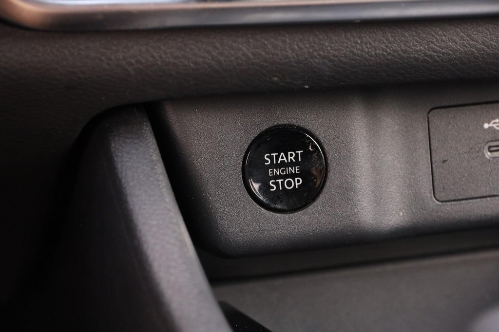 Nissan Rogue Vehicle Image 15