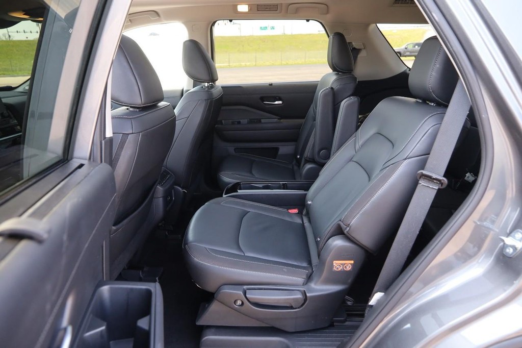 Nissan Pathfinder Vehicle Image 11
