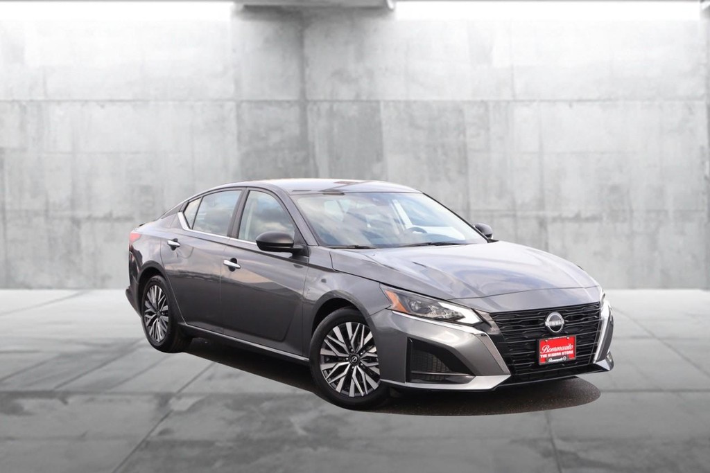 Nissan Altima Vehicle Image 02