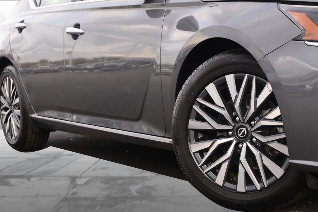 Nissan Altima Vehicle Image 03