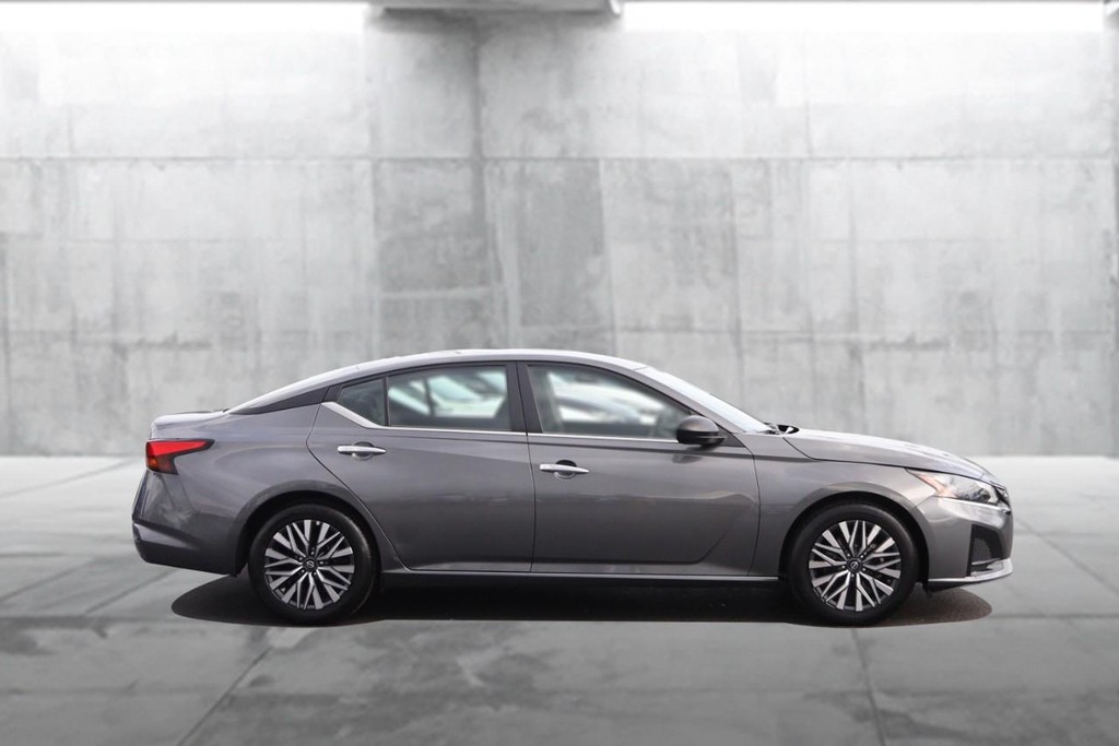 Nissan Altima Vehicle Image 05