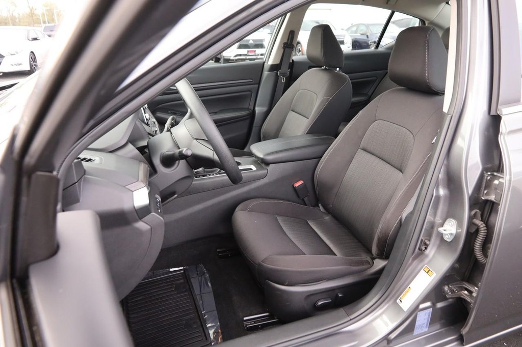 Nissan Altima Vehicle Image 08