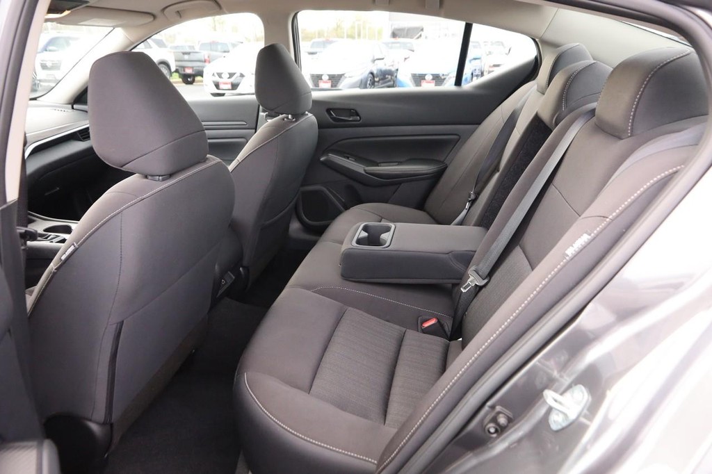 Nissan Altima Vehicle Image 09