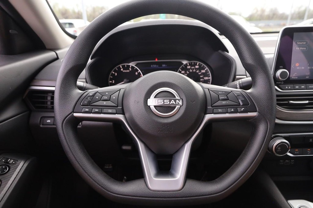 Nissan Altima Vehicle Image 10