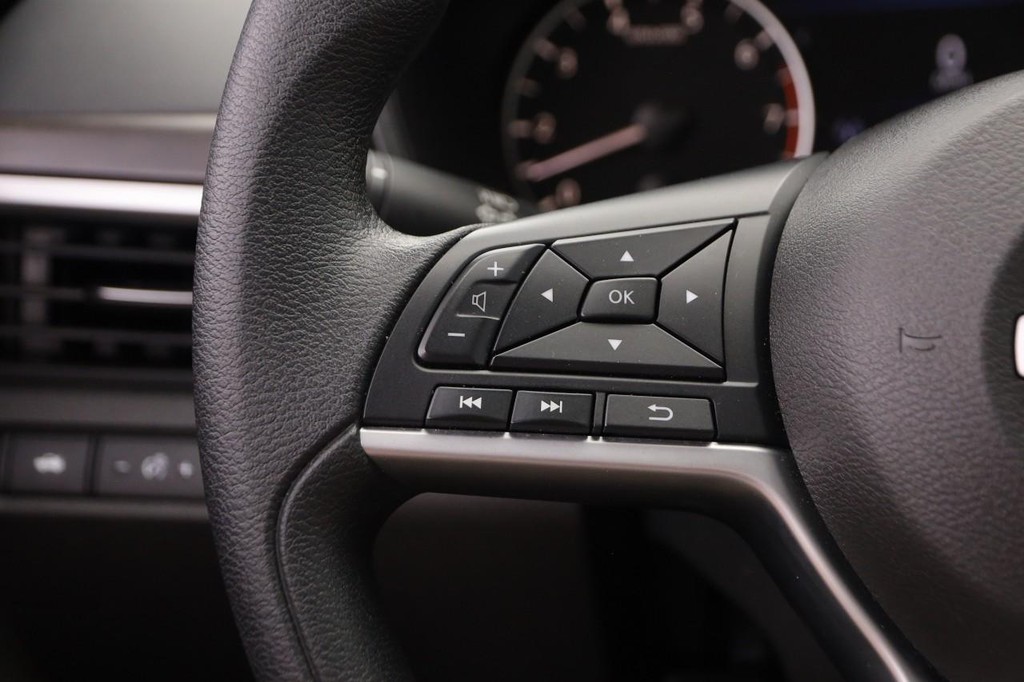 Nissan Altima Vehicle Image 11