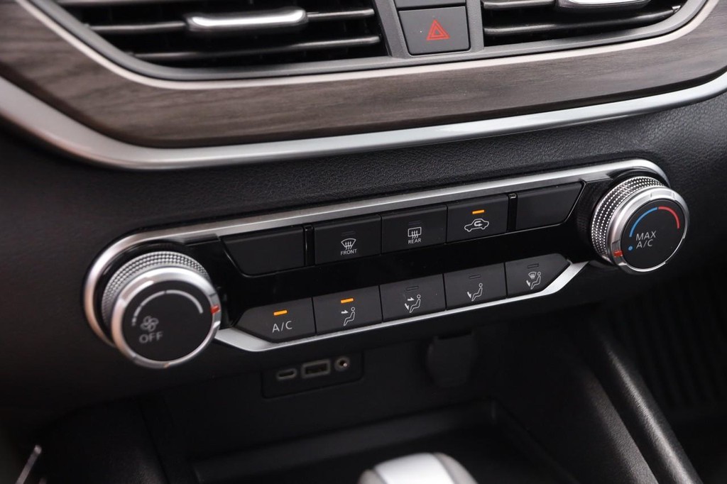 Nissan Altima Vehicle Image 17