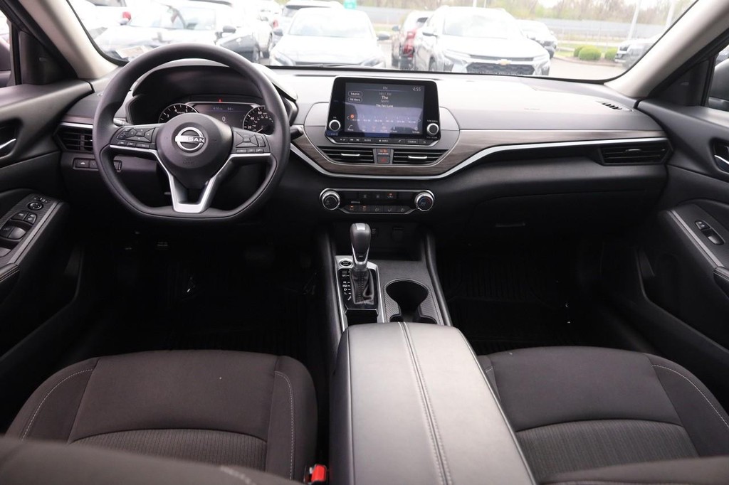 Nissan Altima Vehicle Image 19