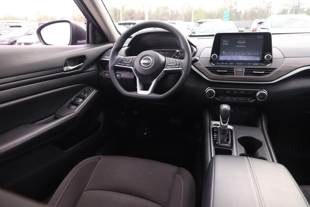 Nissan Altima Vehicle Image 20