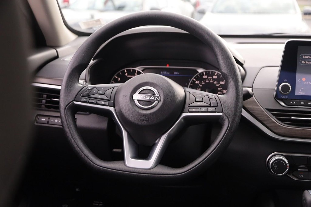 Nissan Altima Vehicle Image 21