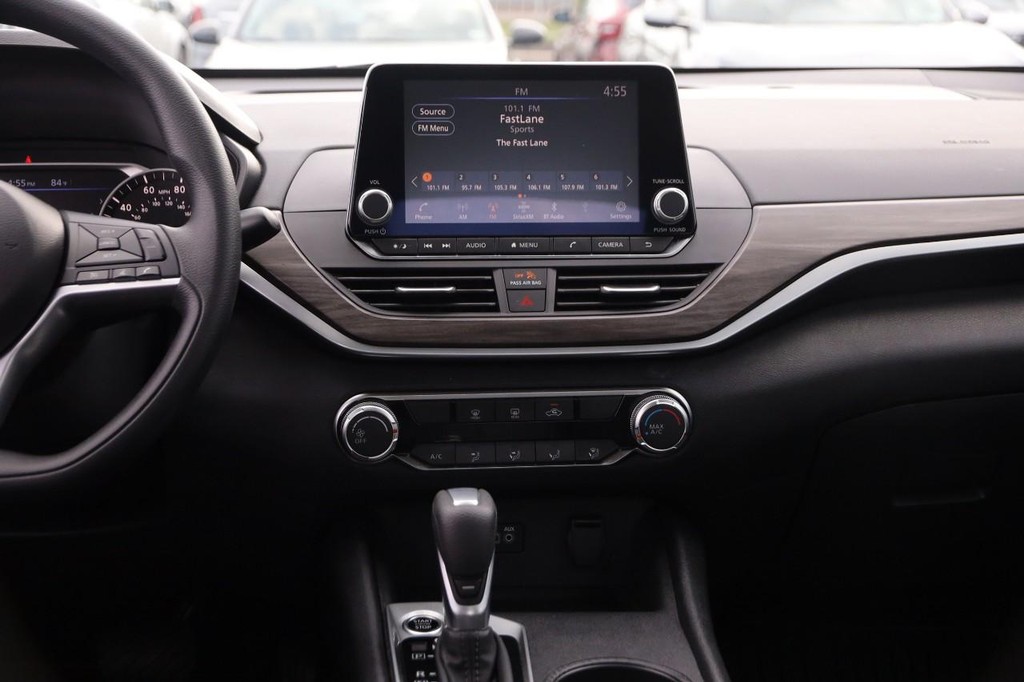 Nissan Altima Vehicle Image 22