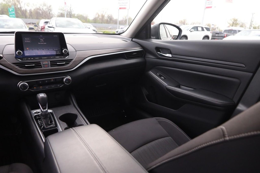 Nissan Altima Vehicle Image 23