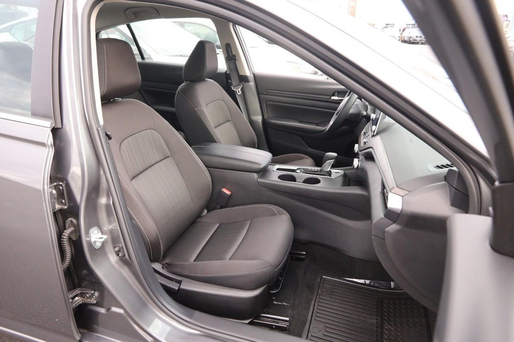 Nissan Altima Vehicle Image 24