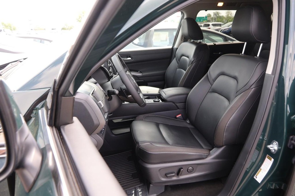 Nissan Pathfinder Vehicle Image 10