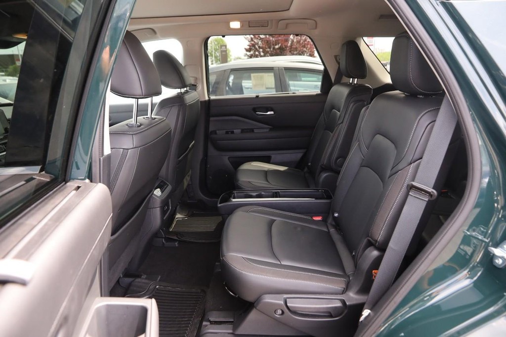 Nissan Pathfinder Vehicle Image 11