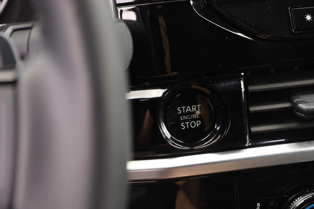 Nissan Pathfinder Vehicle Image 17
