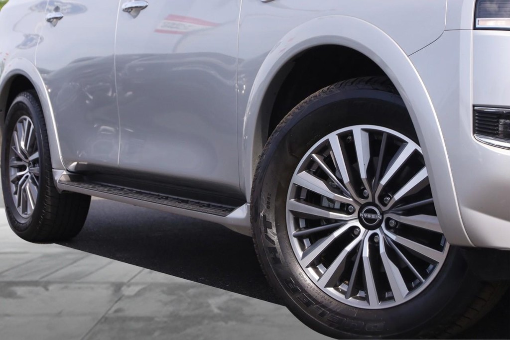 Nissan Armada Vehicle Full-screen Gallery Image 3