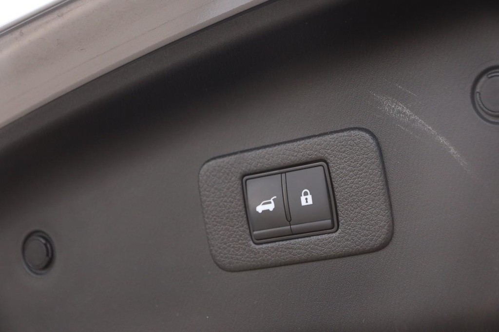 Nissan Armada Vehicle Full-screen Gallery Image 8
