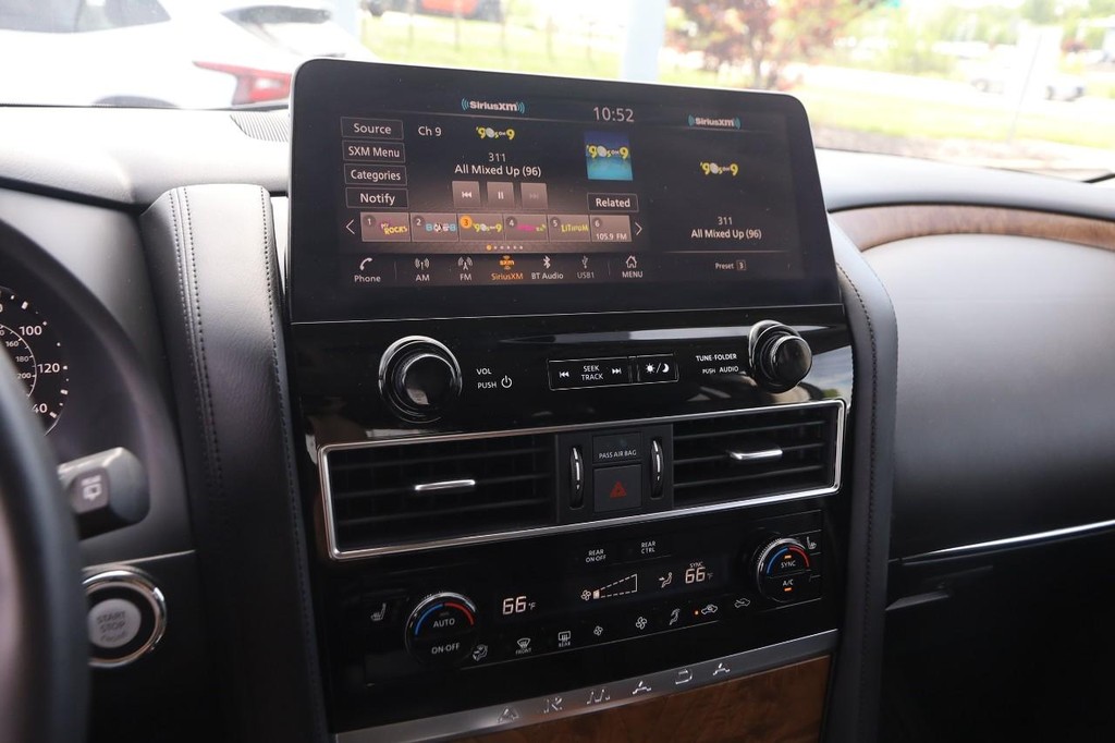 Nissan Armada Vehicle Full-screen Gallery Image 18
