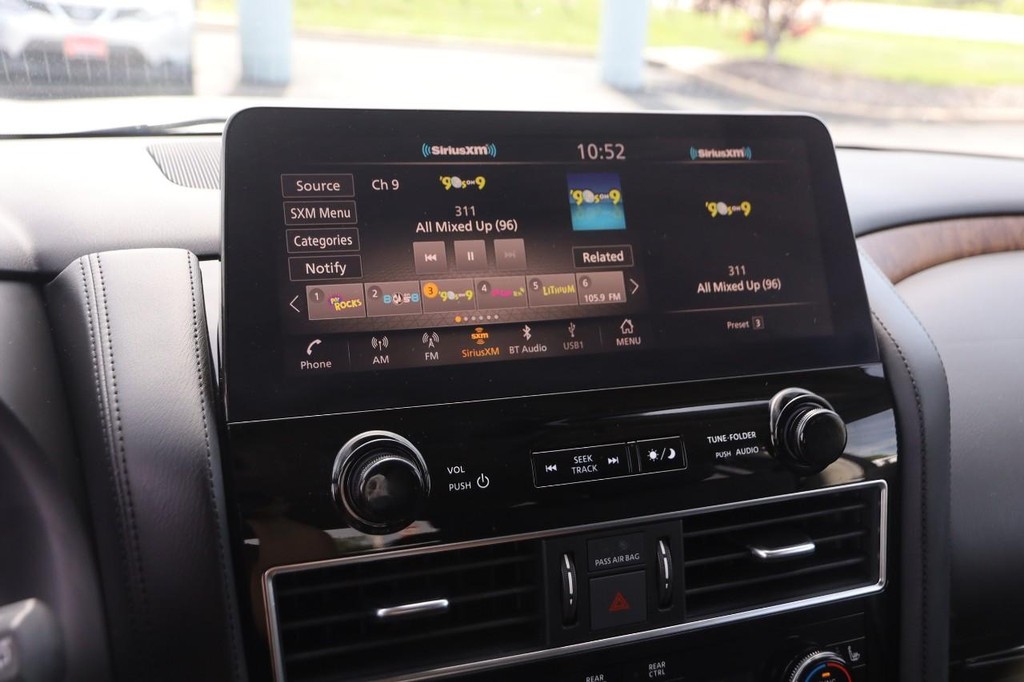 Nissan Armada Vehicle Full-screen Gallery Image 19