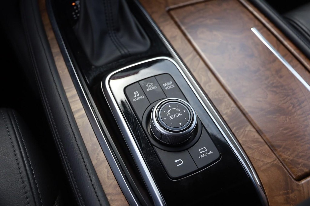 Nissan Armada Vehicle Full-screen Gallery Image 23