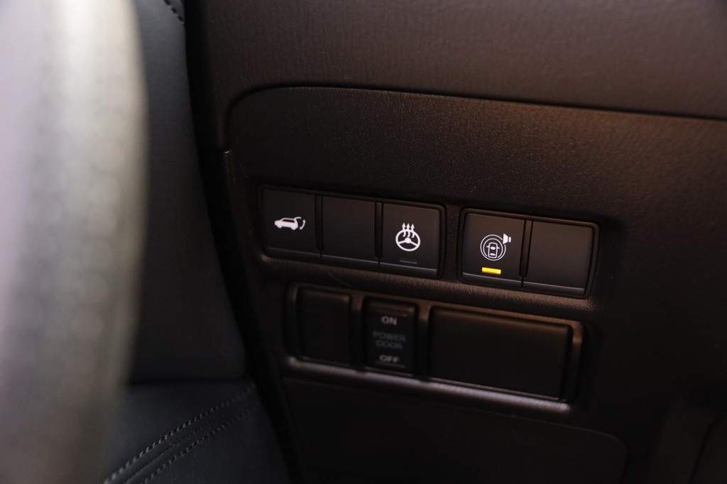 Nissan Armada Vehicle Full-screen Gallery Image 24