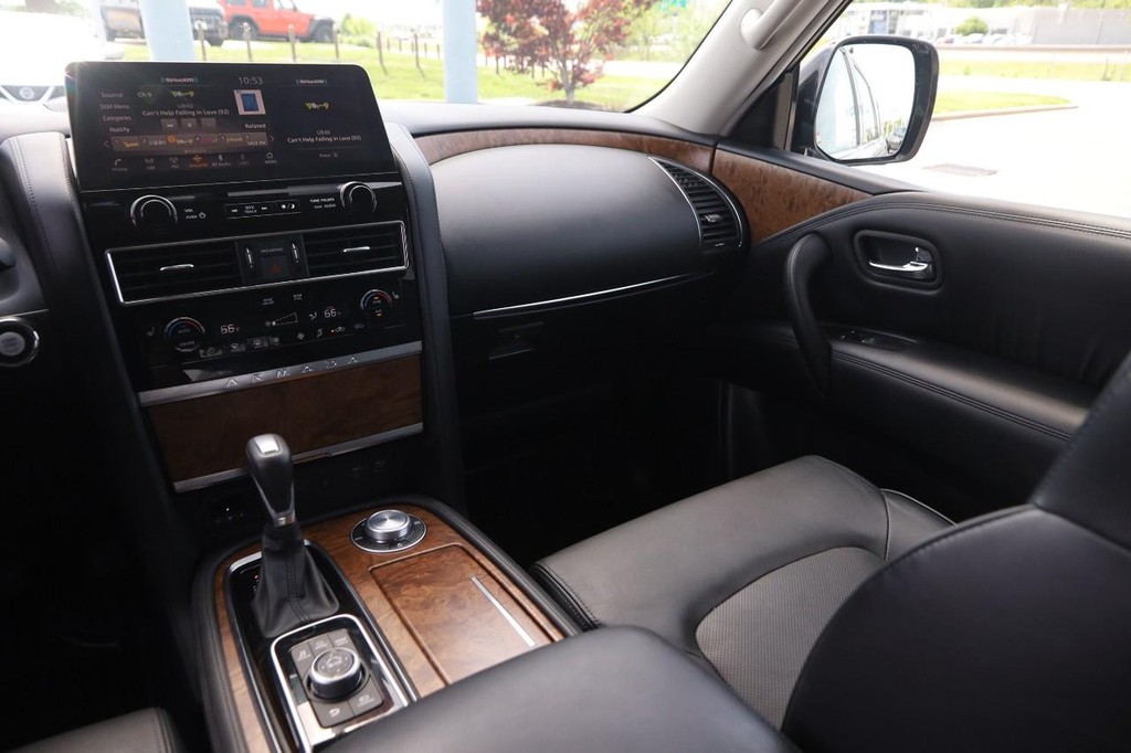 Nissan Armada Vehicle Full-screen Gallery Image 29