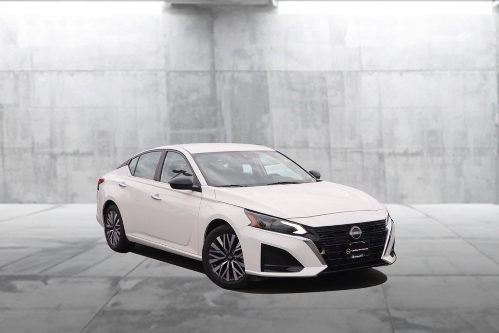 Nissan Altima Vehicle Image 02