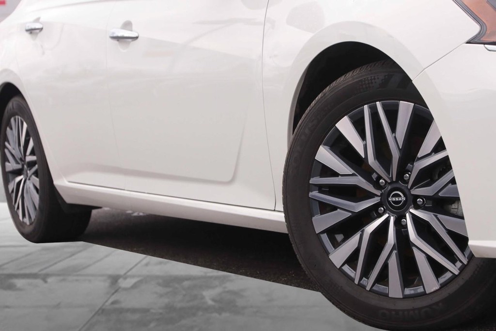 Nissan Altima Vehicle Image 03