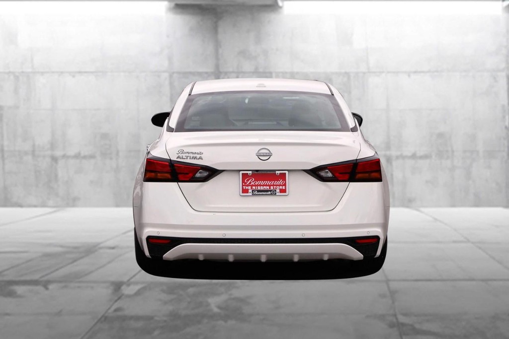 Nissan Altima Vehicle Image 06