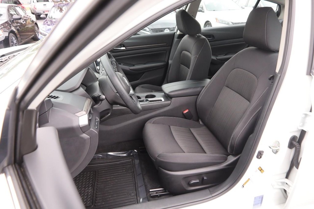 Nissan Altima Vehicle Image 08
