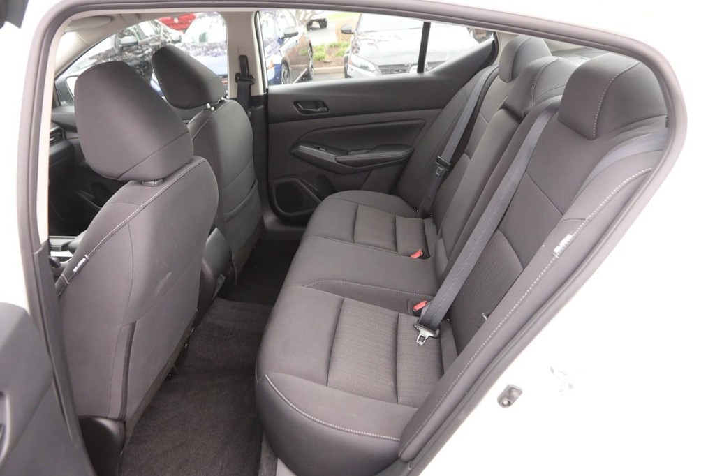 Nissan Altima Vehicle Image 09